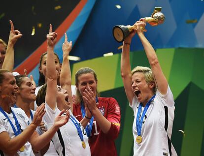 Megan Rapinoe celebra la victoria de la selección de fútbol estadounidense en el Mundial femenino de 2015 en Canadá. En la página anterior, la futbolista durante unas jornadas organizadas por Nike en París, el pasado marzo.