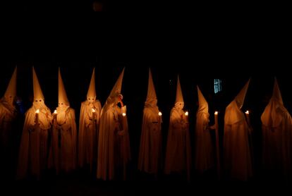 Penitentes de la hermandad de La Paz, durante la procesión por las calles de Sevilla este Domingo de Ramos.