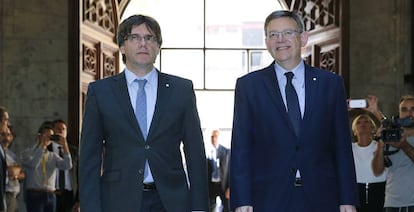 Los presidentes Carles Puigdemont y Ximo Puig en el Palau de la Generalitat.