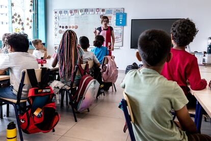 Un grupo de niños de primaria en clase de inglés.