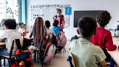 Un grupo de niños de primaria en clase de inglés.