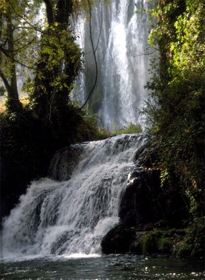 Las cascadas Baño de Diana ( en primer plano) y la Caprichosa ( al fondo) , en el parque del Monasterio de Piedra, Zaragoza