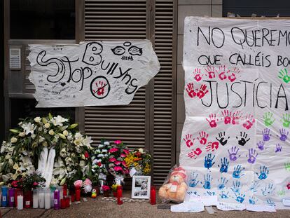 Mensajes en contra del acoso escolar en el domicilio de las gemelas que decidieron suicidarse en Sallent (Barcelona).