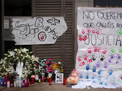 Mensajes en contra del acoso escolar en el domicilio de las gemelas que decidieron suicidarse en Sallent (Barcelona).