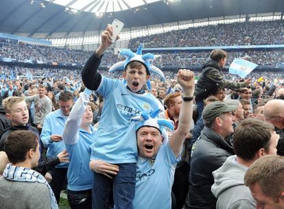 Aficionados del Manchester City celebran la consecución del titulo de campeón de la Premier League 