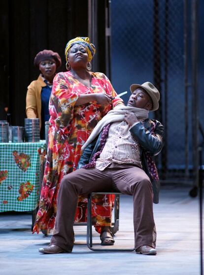 María ( Miranda Trini) y Sportin' Life (Lukhanyo Moyake) en la ópera 'Porgy and Bess', de George e Ira Gershwin, interpretada por la Cape Town Opera Company, con dirección musical de Tim Murray, en el Teatro Real.