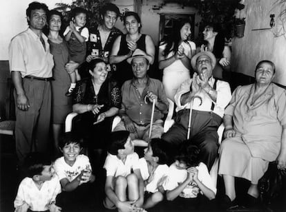 Cuatro generaciones de una familia gitana. La exposición, abierta del 11 de octubre hasta el 20 de enero, se estructura siguiendo un orden cronológico. Desde el primer documento conocido que atestigua la llegada de los primeros gitanos a España, pasando por la persecución a la que se vieron sometidos en el siglo XVIII hasta llegar a nuestros días.