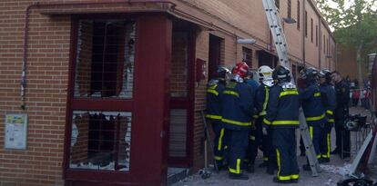 Un equipo de bomberos y agentes de Policía en el lugar de la explosión.