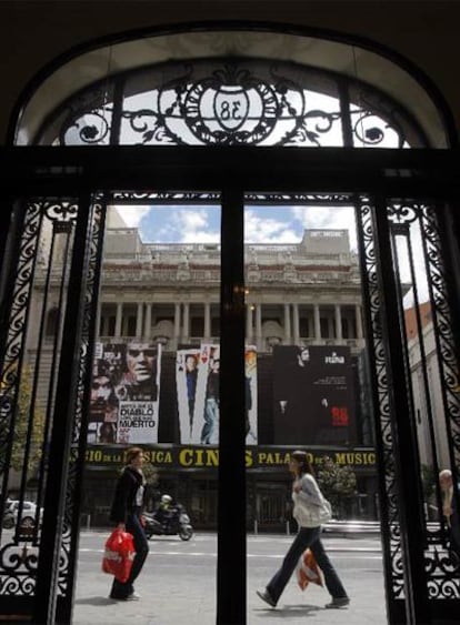 Entrada del Palacio de la Música vista desde la otra acera de la Gran Vía.