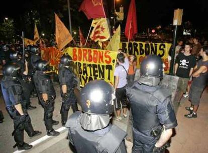 Grupos de manifestantes, durante la protesta frente al Ayuntamiento de Girona.