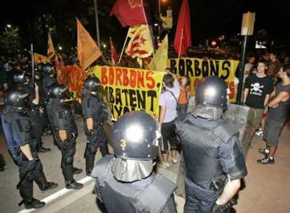 Grupos de manifestantes, durante la protesta frente al Ayuntamiento de Girona.