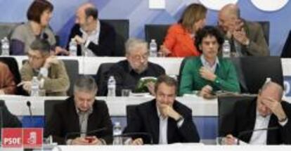 En primera fila, el secretario general del PSOE, José Luis Rodríguez Zapatero (centro), junto al vicesecretario general, José Blanco (izda.), y el presidente, Manuel Chaves (dcha.), ha presidido este domingo la reunión de la Ejecutiva Federal del partido. Al fondo, los dos candidatos a sucederle, Carme Chacón y Alfredo Pérez Rubalcaba.