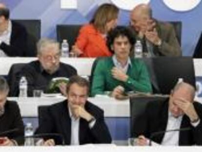 En primera fila, el secretario general del PSOE, José Luis Rodríguez Zapatero (centro), junto al vicesecretario general, José Blanco (izda.), y el presidente, Manuel Chaves (dcha.), ha presidido este domingo la reunión de la Ejecutiva Federal del partido. Al fondo, los dos candidatos a sucederle, Carme Chacón y Alfredo Pérez Rubalcaba.