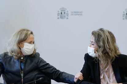 Nadia Calviño (i) conversa con Raquel Sánchez durante la reunión con el CNTC el pasado jueves.