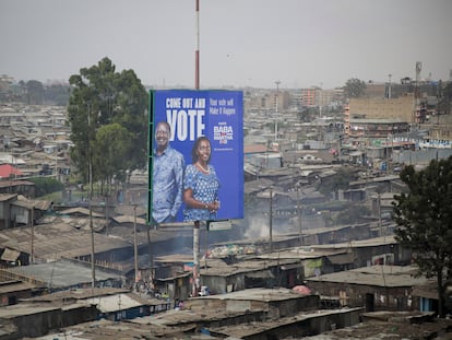 Cartel electoral de los candidatos Raila Odinga y Martha Karua en el barrio de Mathare (Nairobi), el pasado viernes.