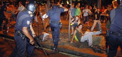 Carga policial ante el Ministerio del Interior.