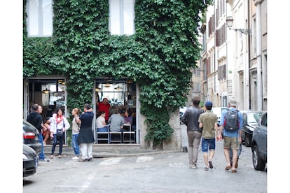 Antes del Pigneto, el barrio de Monti, bajando la colina del Esquilino, fue también la zona de referencia. Donde estuvo la Suburra romana (zona de prostitución y lugar de nacimiento de Julio César), se extiende un área encantadora con baldosas de piedra (sanpietrini) tapizando las calles, librerías de viejo, tiendas vintage, casas con relieves y desconchones y restaurantes de kilómetro cero, como Urbana 47.