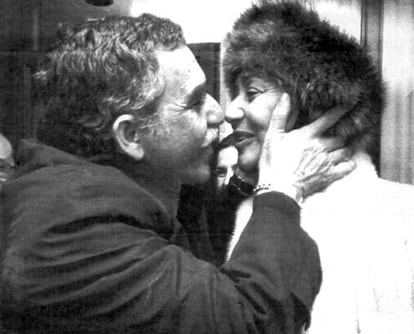El escritor Gabriel García Márquez, Premio Nobel de Literatura, besa a su esposa Mercedes Barcha a su llegada al aeropuerto de Estocolmo (Suecia) para asistir a la entrega de los premios.