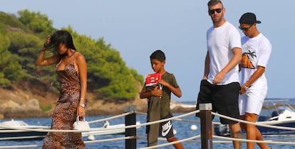 Cristiano Ronaldo con su hijo y Georgina Rodríguez en Saint Tropez esta semana.