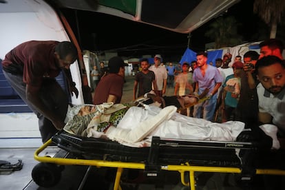 Traslado de una mujer herida en un ataque israelí al hospital Mártires de al Aqsa, en Deir al Balah (Gaza), el martes.