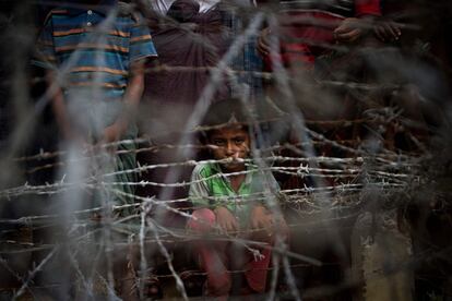 Refugiados rohingya se reúnen en la "tierra de nadie" detrás de la frontera de Myanmar, flanqueado por alambradas de púas en el distrito de Maungdaw, estado de Rakhine delimitado por Bangladesh.