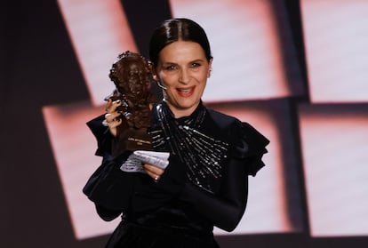 Juliette Binoche sostiene el Goya Internacional. 