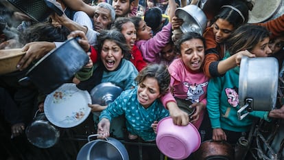 Los palestinos esperan en largas colas para recibir botes de comida mientras se enfrentan a una crisis alimentaria tras el fin de la primera fase del acuerdo de alto el fuego, que duró 42 días, Israel impidió la entrada de todos los suministros de ayuda humanitaria en el campo de refugiados de Jabalia, en la Franja de Gaza, el 11 de marzo de 2025.