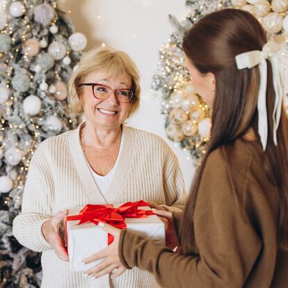 Una nuera dándole regalo a su suegra