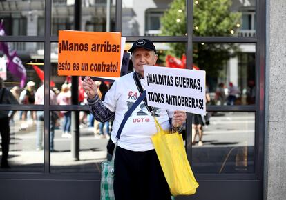 Martín Sagrera, con dos de los muchos carteles que repartió este lunes en Madrid.