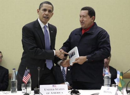 El presidente estadounidense recibe de su homólogo venezolano un ejemplar de 'Las venas abiertas de América Latina'