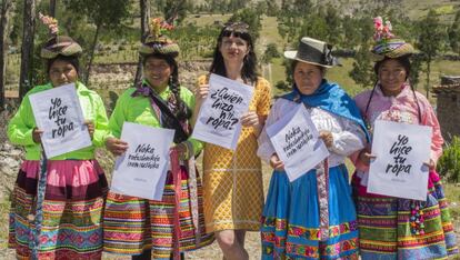 Carry Somers, com trabalhadoras do setor têxtil no Peru.