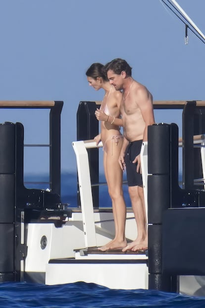 Leonardo DiCaprio, de 50 años, y su pareja, Vittoria Ceretti, de 27, en un yate en Saint-Tropez en julio de 2025.