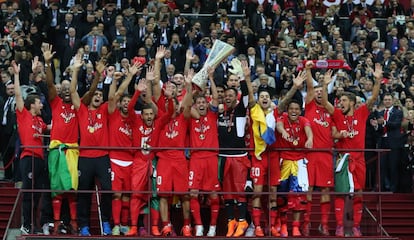 Fernando Navarro levanta el trofeo de campeón