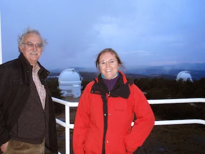 María Passas Varo and her colleague Justo Sánchez del Río, at Calar Alto observatory, in Almería. Spain. 