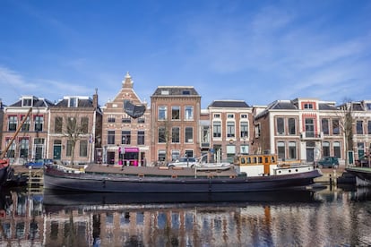 La provincia holandesa de Frisia toma protagonismo a travs de la peque?a ciudad de <a href="http://leeuwardenholland.nl/en" target="_blank">Leeuwarden,</a> Capital Europea de la Cultura 2018. Tiene en comn con ?msterdam sus canales bordeados por casas histricas (en la foto) y su animada cultura de cafs. Este a?o, adems, Leeuwarden acoger festivales, actuaciones y eventos, como la exposicin dedicada a uno de los hijos predilectos de la ciudad, el artista M.C. Escher, en el Fries Museum (aunque quiz su hija ms famosa sea la espa-bailarina Mata-Hari). La regin de Frisia tambin cuenta con joyas desconocidas por descubrir, como las cuatro islas del mar de Frisia, patrimonio mundial, donde se puede caminar entre dunas de arena, playas kilomtricas y llanuras de marea. Este a?o, adems, se estrena una nueva ruta artstica, Sense of Place, que es todo un homenaje al paisaje de la regin. <a href="https://www.friesland.nl/en" target="_blank">friesland.nl/en</a>