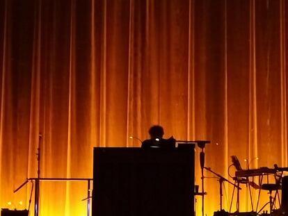 La silueta de Bob Dylan al piano durante su concierto en el Palladium de Londres el pasado 20 de octubre.