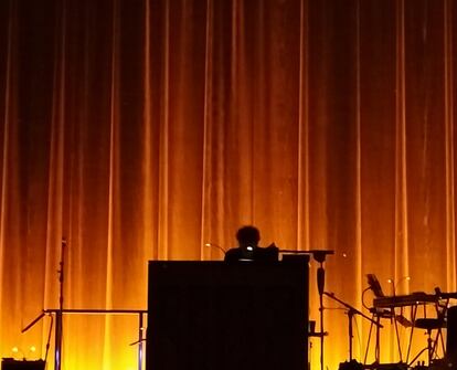 La silueta de Bob Dylan al piano durante su concierto en el Palladium de Londres el pasado 20 de octubre.