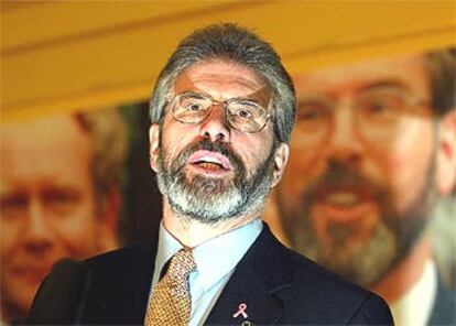 Gerry Adams, líder del Sinn Fein, se dirige a los periodistas para explicar la posición de los republicanos.