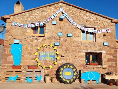 Una de las casas engalanadas de Alpuente.