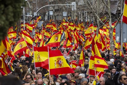 En la lectura del manifiesto, consensuado entre los convocantes (PP y Ciudadanos) y Vox, se ha asegurado que Sánchez ha aceptado “las 21 exigencias del secesionismo”. En la foto, vista de la calle Serrano de Madrid, durante la concentración.