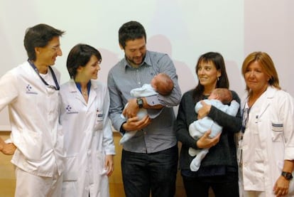 Elena y Jon sostienen a sus hijos, Mikel y Jakes, junto al equipo médico del Hospital de Cruces.