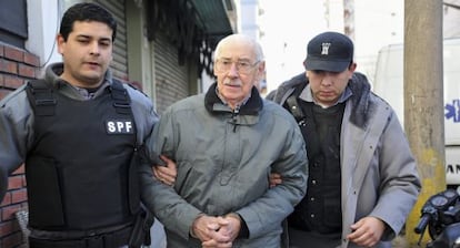 Videla escoltado por la policía, en julio de 2012.