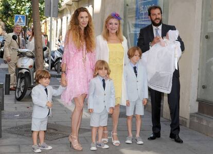 Borja Thyssen con su madre Carmen Cervera, su mujer y sus cuatro hijos en el bautizo de la más pequeña, Kala, en junio de 2015.