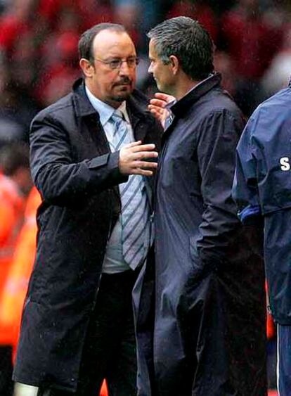 Rafa Benítez y José Mourinho, tras el Liverpool-Chelsea del domingo.