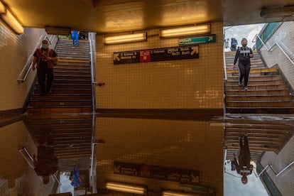 Toda la red del metro de la ciudad de Nueva York ha quedado interrumpida este miércoles, debido a las trombas de agua que entraron con fuerza por la boca de las estaciones para anegar pasillos y vías.
