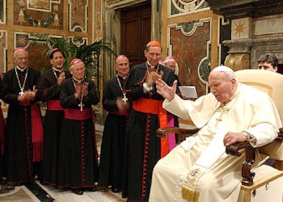 Juan Pablo II recibe en audiencia especial a obispos de Estados Unidos, en el Vaticano.