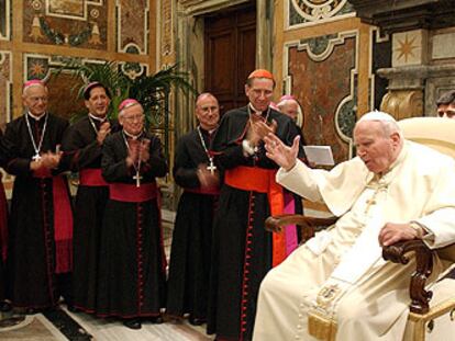 Juan Pablo II recibe en audiencia especial a obispos de Estados Unidos, en el Vaticano.