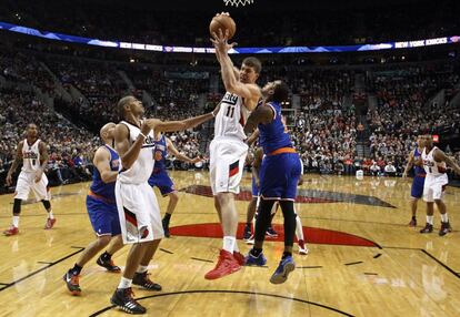 Leonard, de los Blazers, captura un rebote en el partido contra los Knicks.