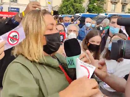El acoso de los manifestantes antimonárquicos a ‘El programa de Ana Rosa’ durante las protestas en Barcelona