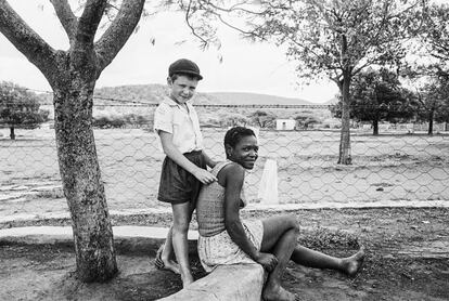 El hijo del granjero con su criada en la granja de Heimweeberg, cerca de
Nietverdiend ,Bushveld, Transvaal,1964